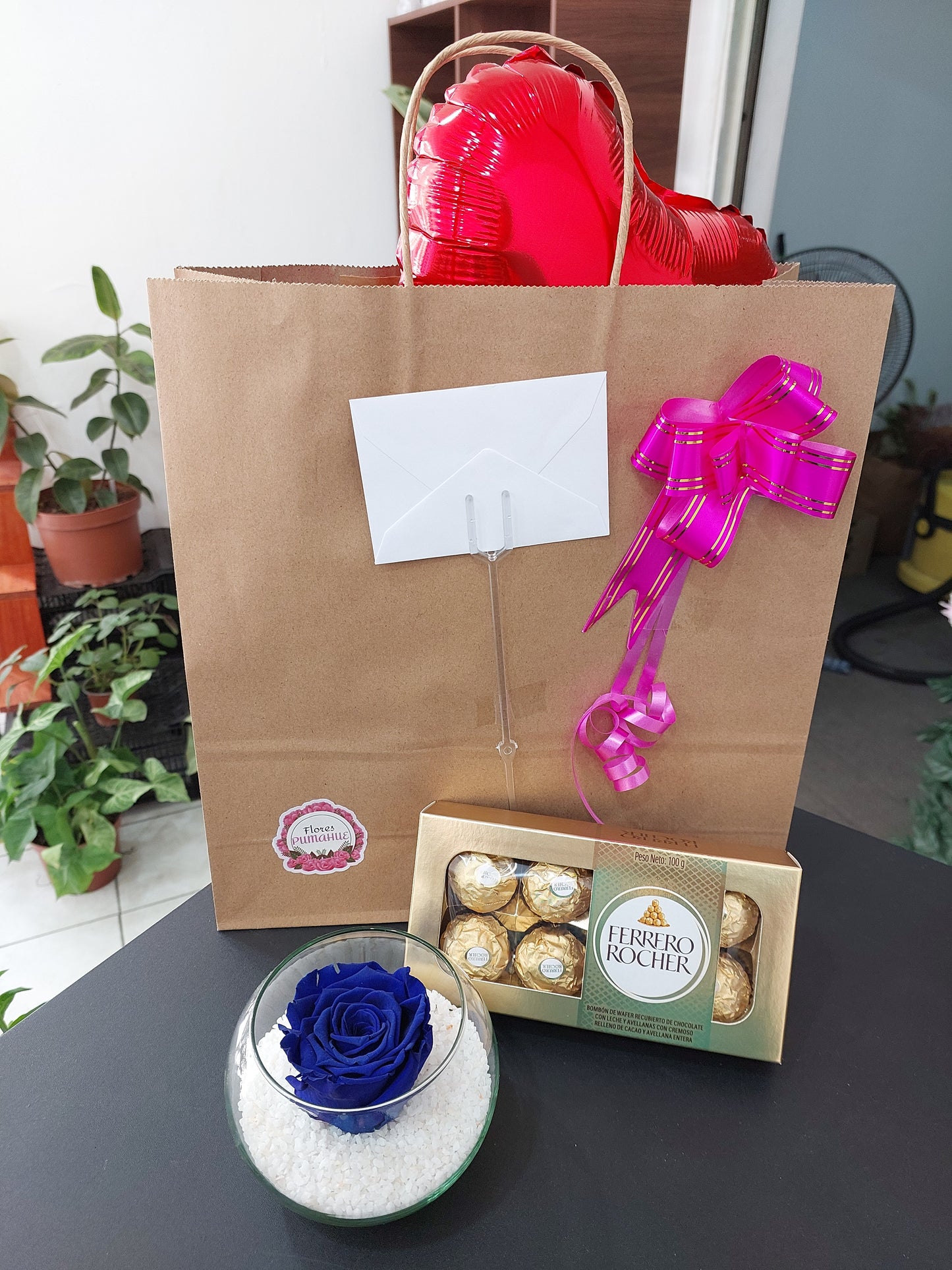 Rosa Azul Preservada, Ferrero Rocher y Globo Metalizado - Rosa Natural Preservada