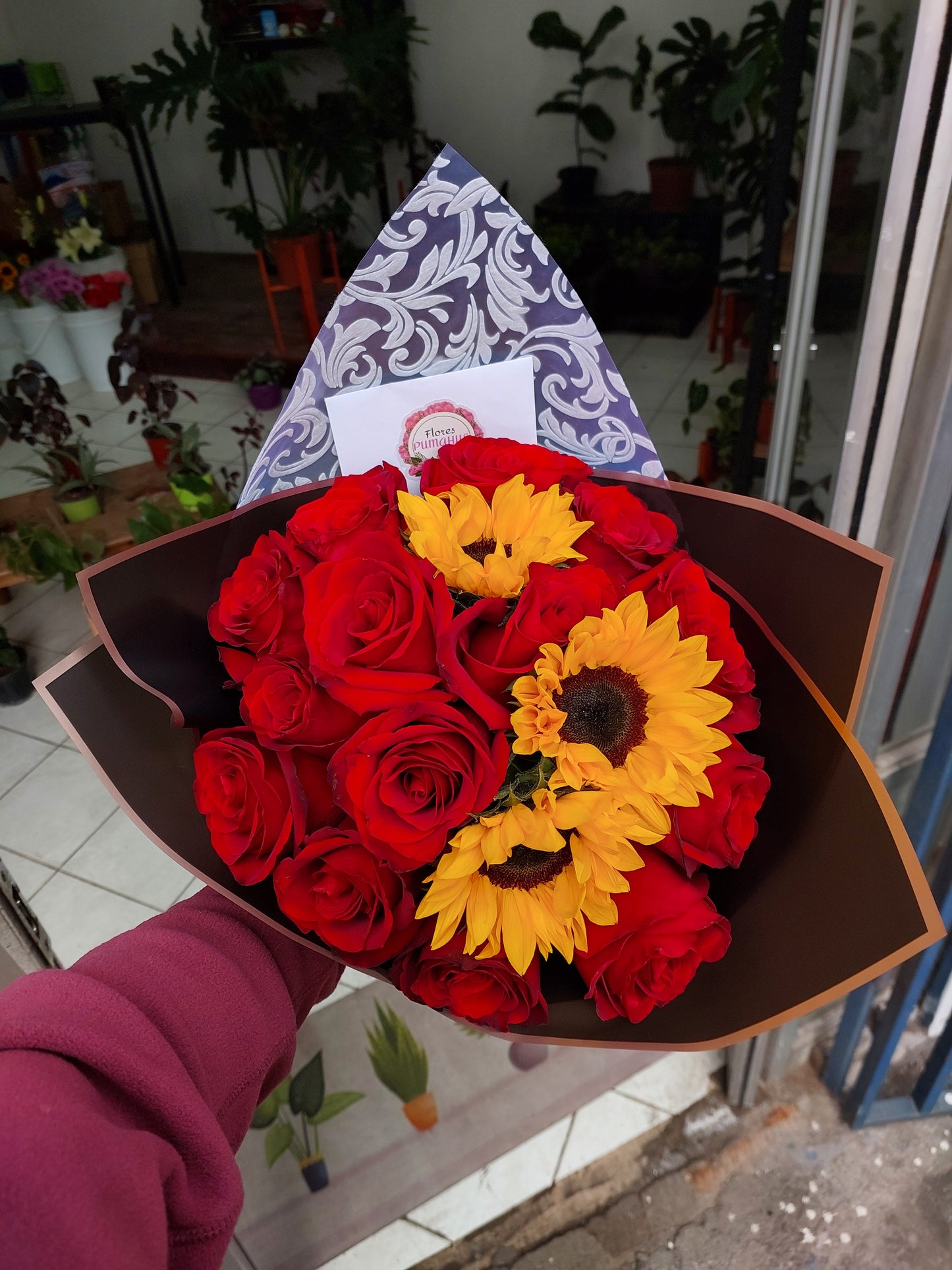 Bouquet 14 Rosas Ecuatorianas Rojas y 3 Girasoles