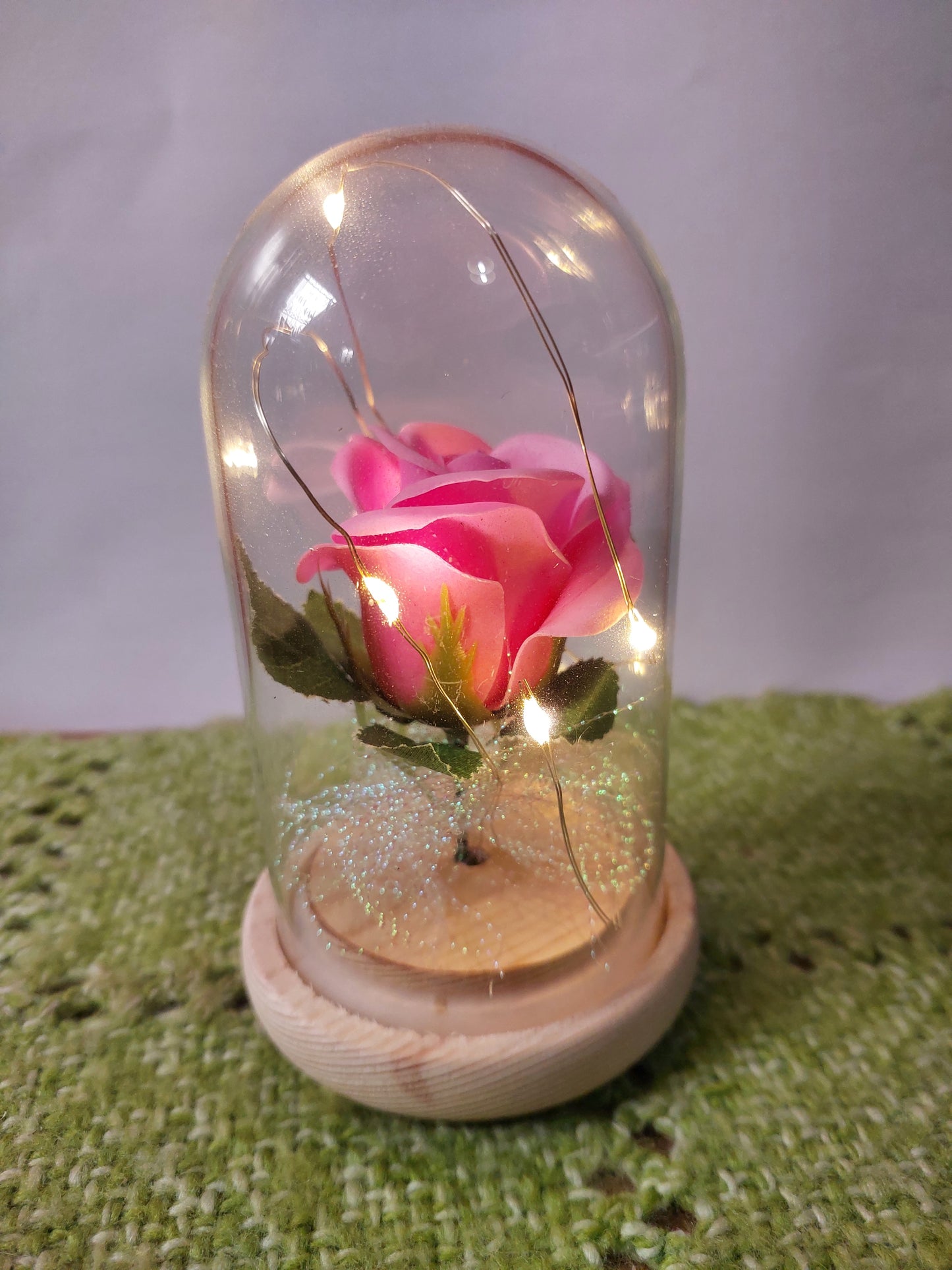 Rosa de Jabón en Cúpula de Cristal - Rosa Rosada con Luces