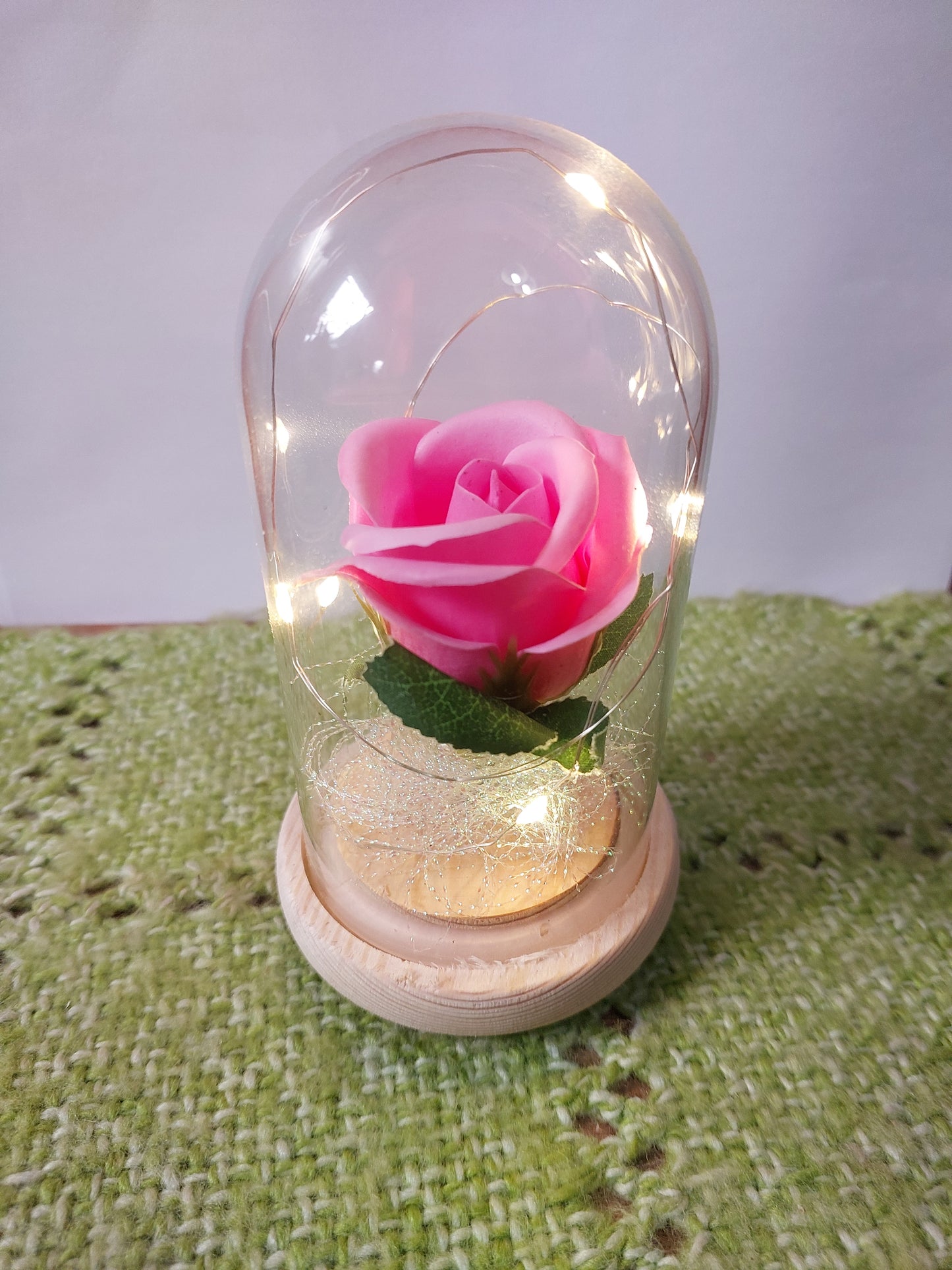 Rosa de Jabón en Cúpula de Cristal - Rosa Rosada con Luces