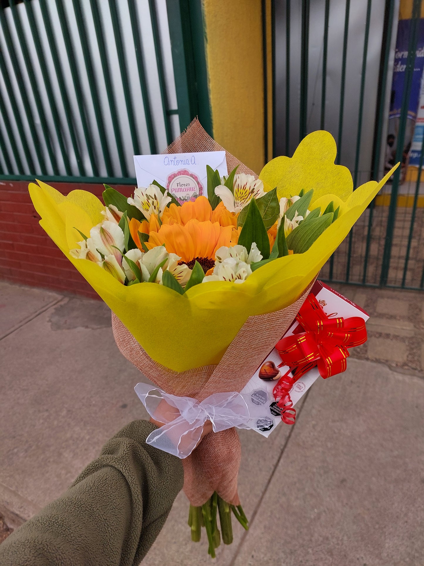 Bouquet 5 Girasoles y Bombones Belgian