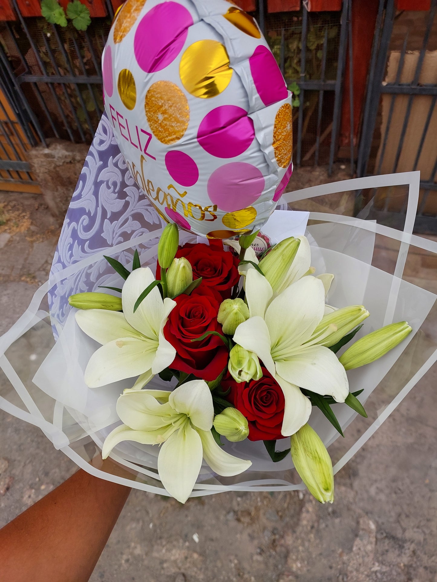 Bouquet 5 Liliums y 3 Rosas con Globo Metalizado