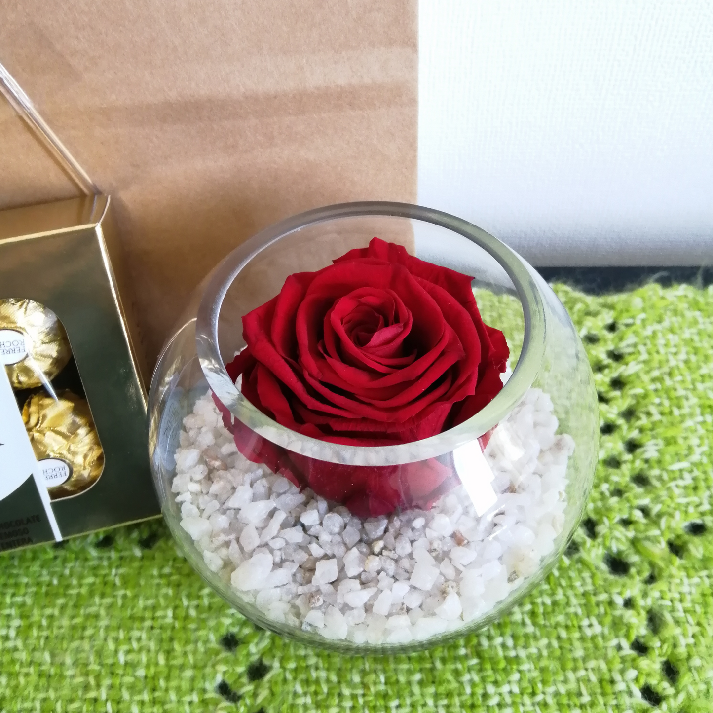 Rosa Roja Preservada, Ferrero Rocher y Globo Metalizado - Rosa Ecuatoriana Natural Preservada