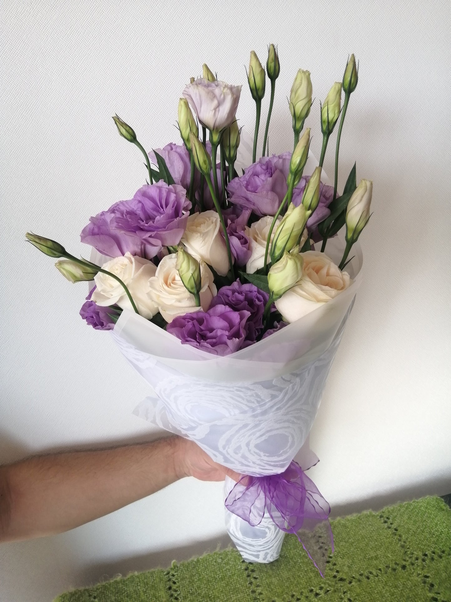 Ramo Bouquet 6 Rosas Ecuatorianas Blancas y 5 Lisiantus Morados
