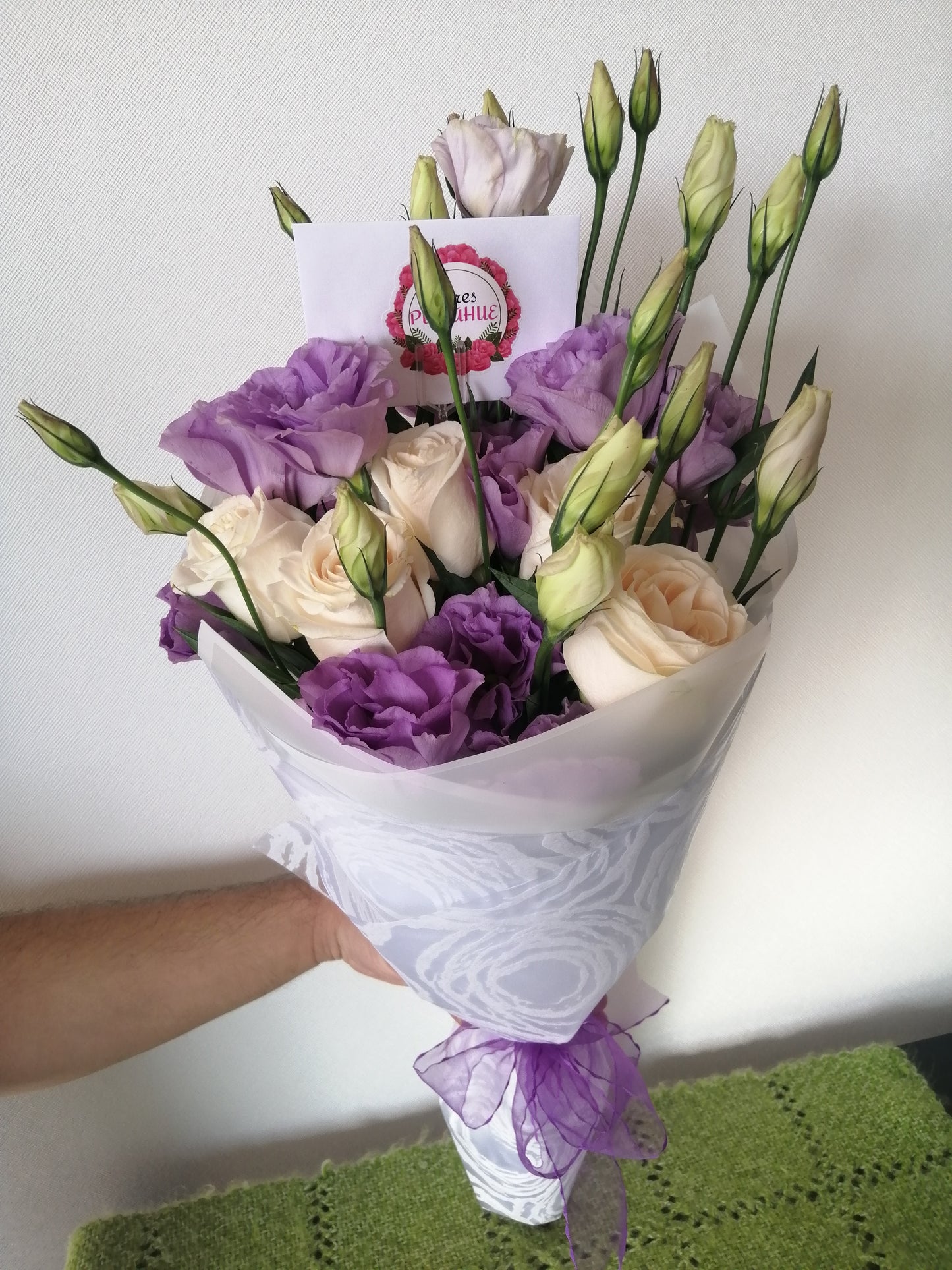 Ramo Bouquet 6 Rosas Ecuatorianas Blancas y 5 Lisiantus Morados