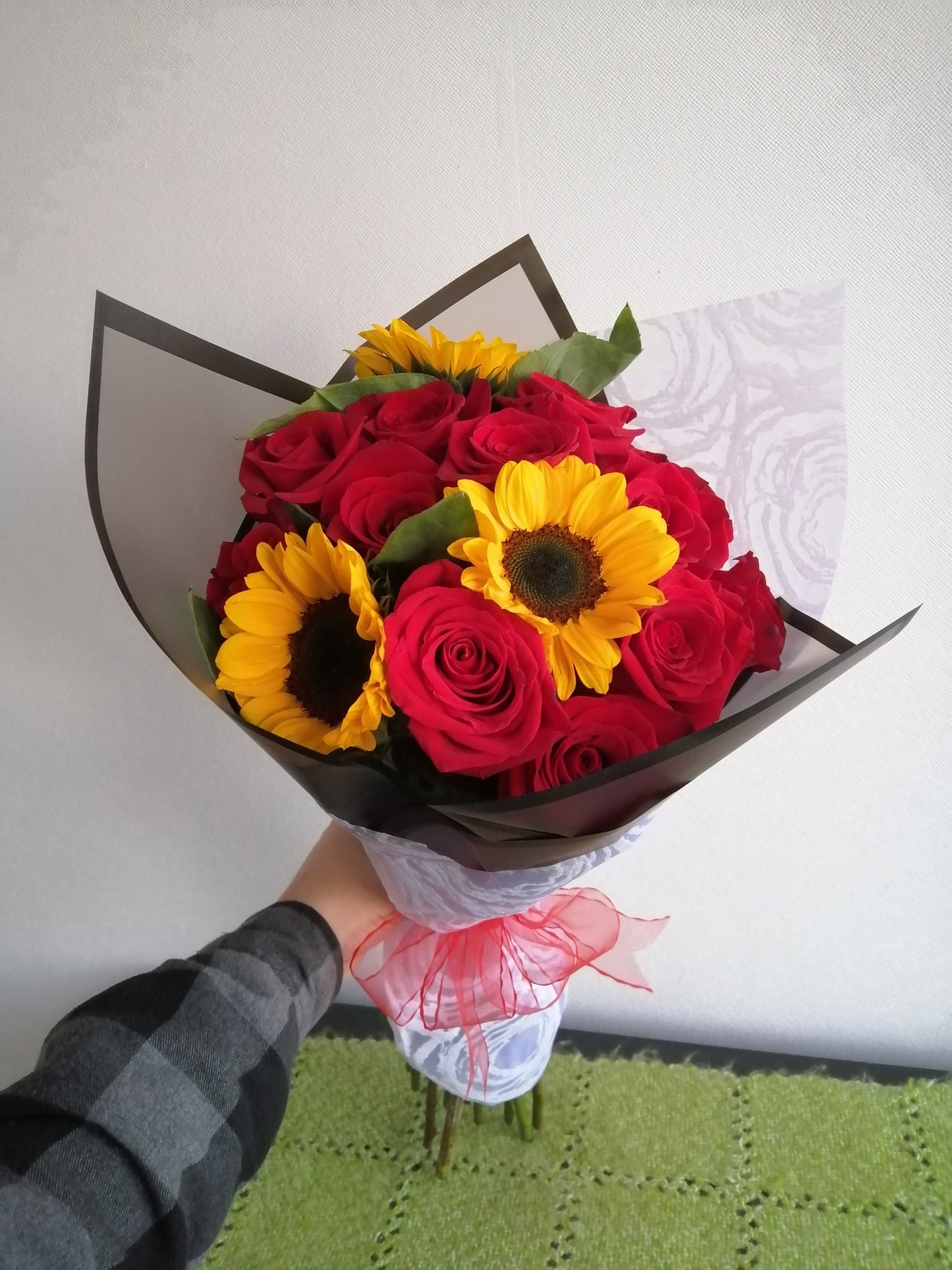 Bouquet 14 Rosas Ecuatorianas Rojas y 3 Girasoles