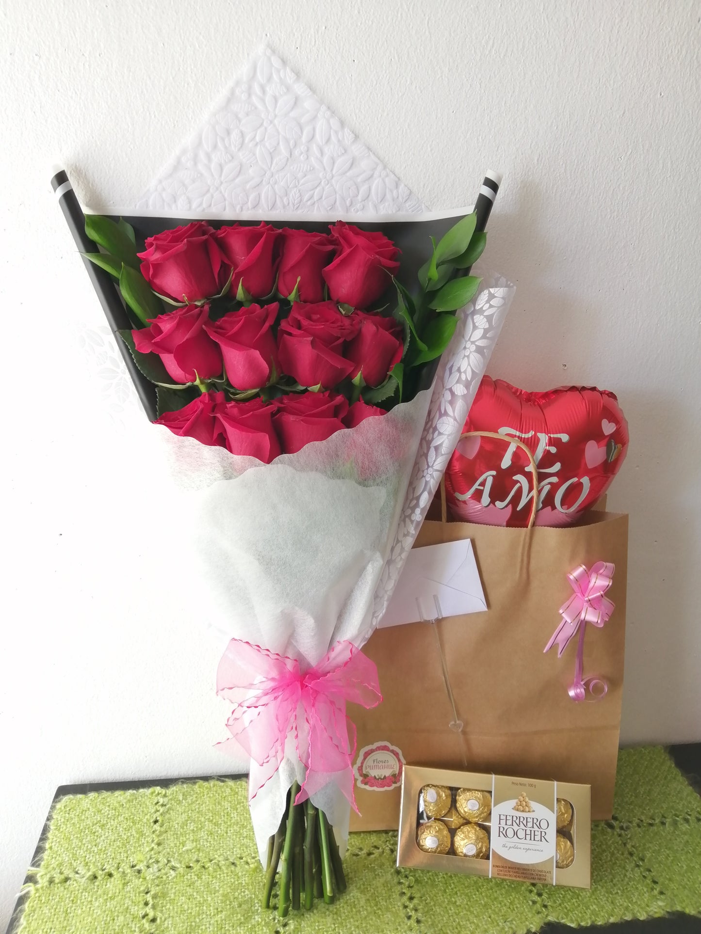 Ramo 12 Rosas Ecuatorianas Rojas, Ferrero Rocher y Globo Metalizado