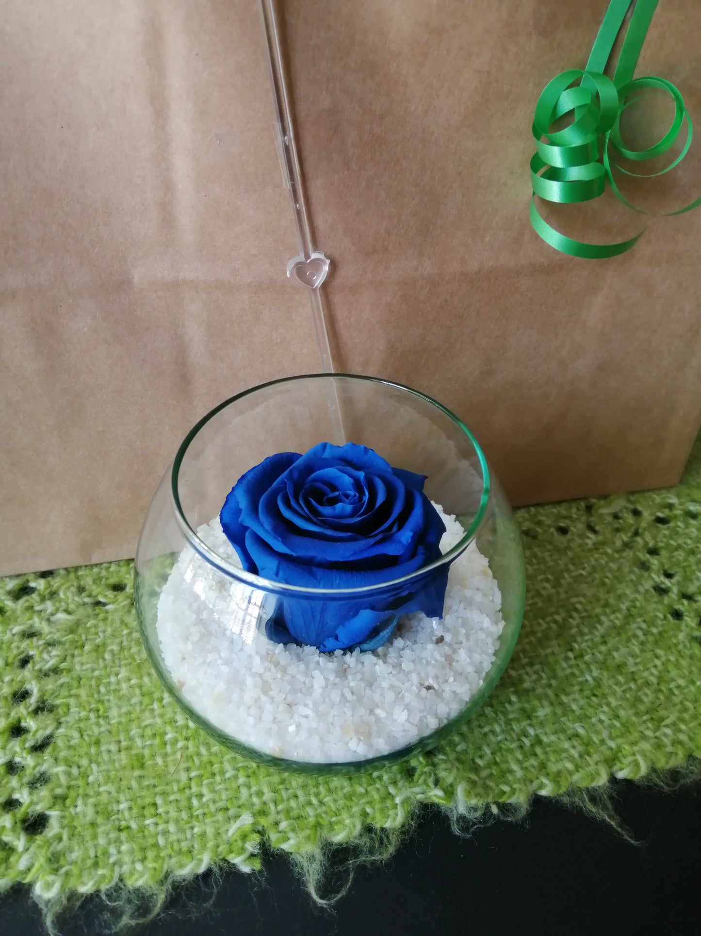 Rosa Azul Preservada, Ferrero Rocher y Globo Metalizado - Rosa Natural Preservada