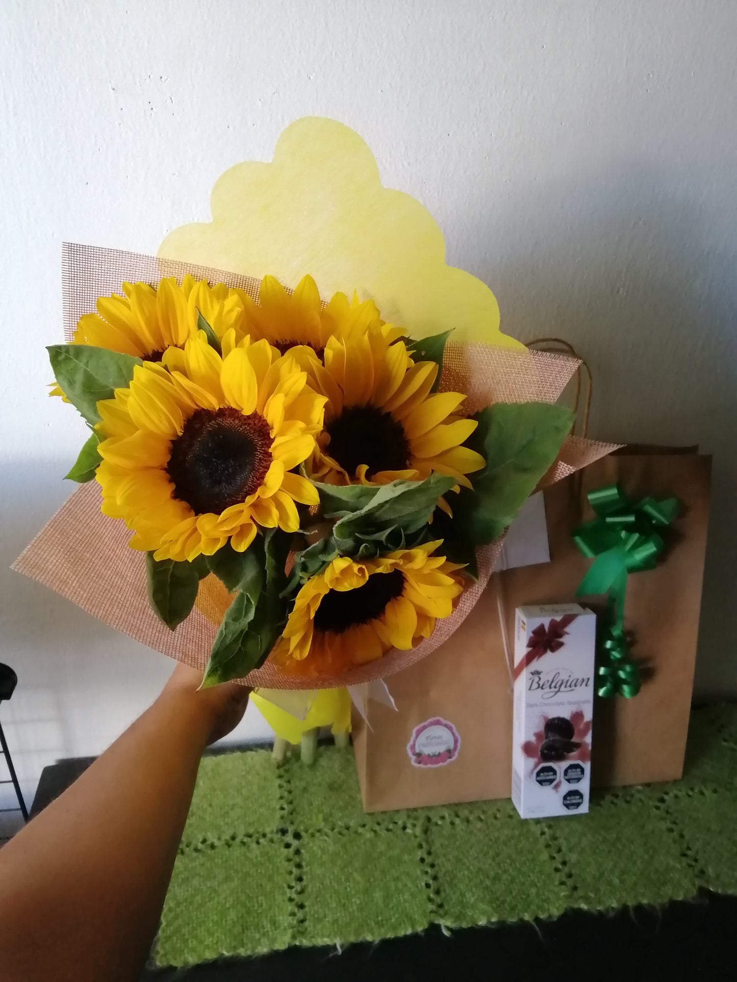Bouquet 5 Girasoles, Ruscus y Bombones