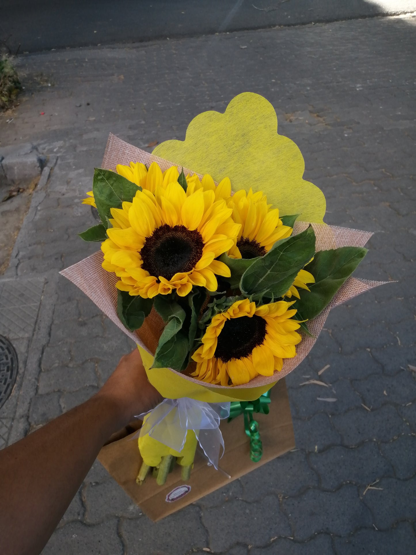 Bouquet 5 Girasoles, Ruscus y Bombones