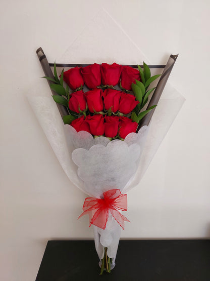 Ramo 12 Rosas Ecuatorianas en Escalera - Rosas Importadas