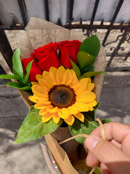 Ramo 3 Rosas Ecuatorianas, Girasol y Bombones Belgian