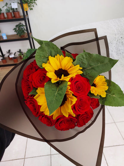 Bouquet 14 Rosas Ecuatorianas y 3 Girasoles
