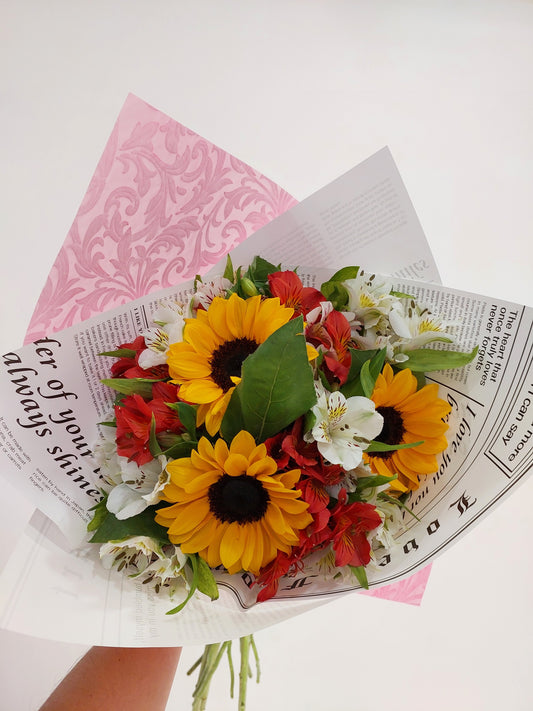Bouquet de Girasoles con Lirios Blancos y Rojos