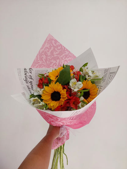 Bouquet de Girasoles con Lirios Blancos y Rojos