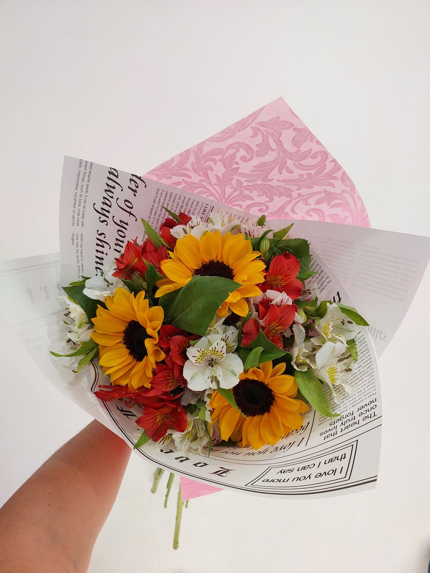 Bouquet de Girasoles con Lirios Blancos y Rojos