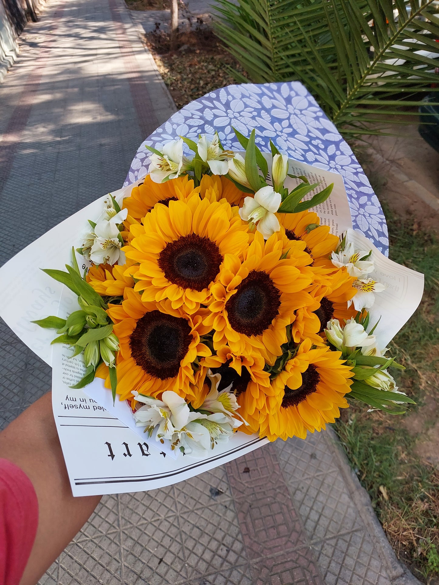 Bouquet 10 Girasoles y 5 Alstroemerias - Oferta del Día!