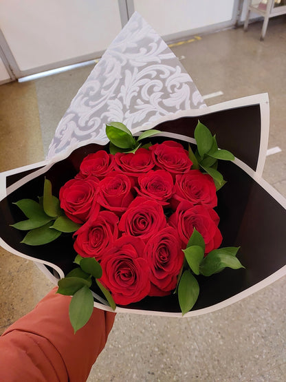 Bouquet 12 Rosas Ecuatorianas y 6 Ruscus Importados