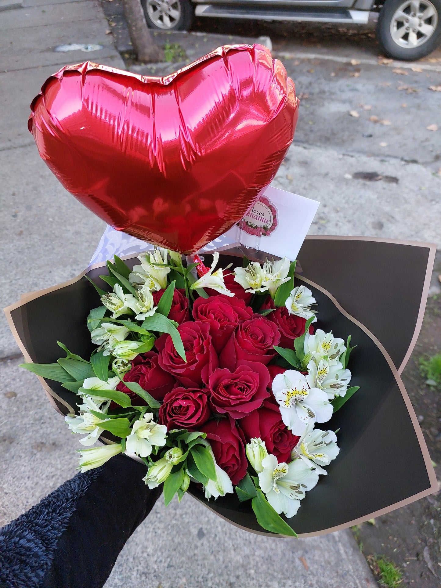 Bouquet 12 Rosas Ecuatorianas Rojas y 10 Alstroemerias con Globo Metalizado