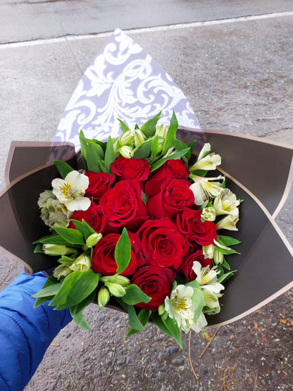 Bouquet 12 Rosas Ecuatorianas y 10 Lirios de Campo