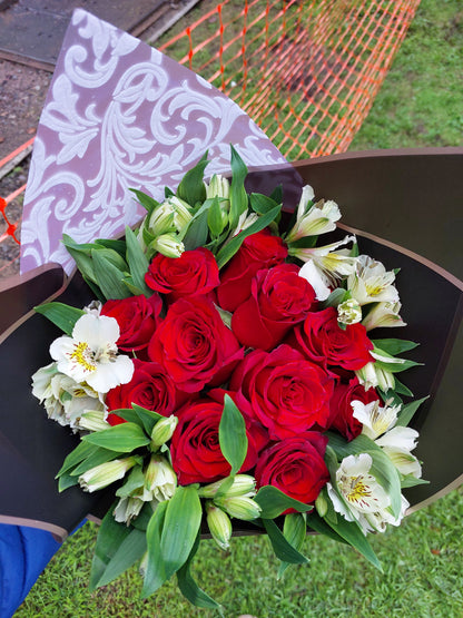 Bouquet 12 Rosas Ecuatorianas y 10 Lirios de Campo