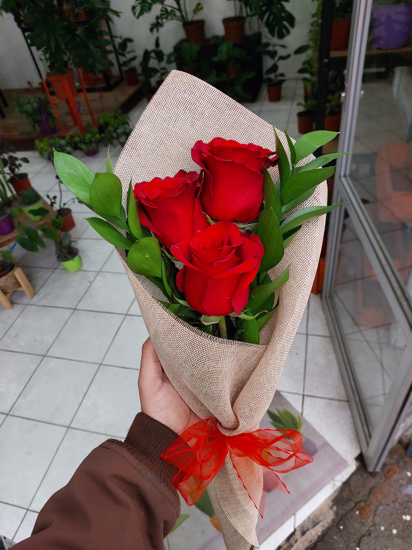 Ramo de 3 Rosas y 2 Ruscus en Arpillera