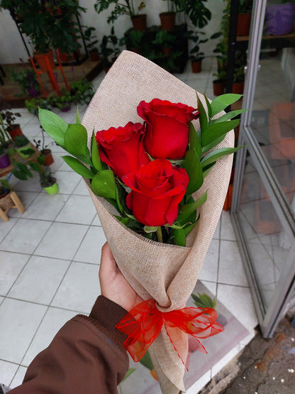 Ramo de 3 Rosas y 2 Ruscus en Arpillera
