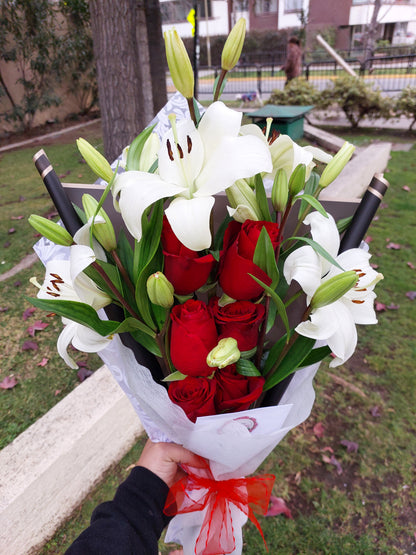 Ramo 6 Rosas Ecuatorianas y 5 Liliums en Escalera