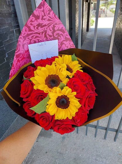 Bouquet 14 Rosas Ecuatorianas y 3 Girasoles