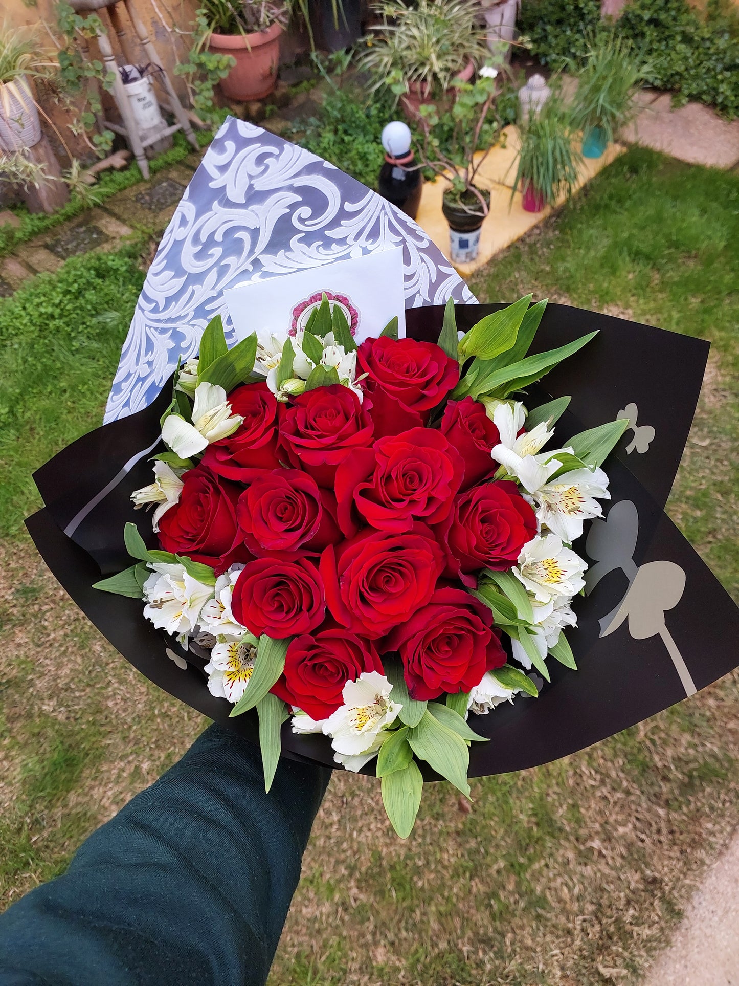 Bouquet 12 Rosas Ecuatorianas y 10 Lirios de Campo