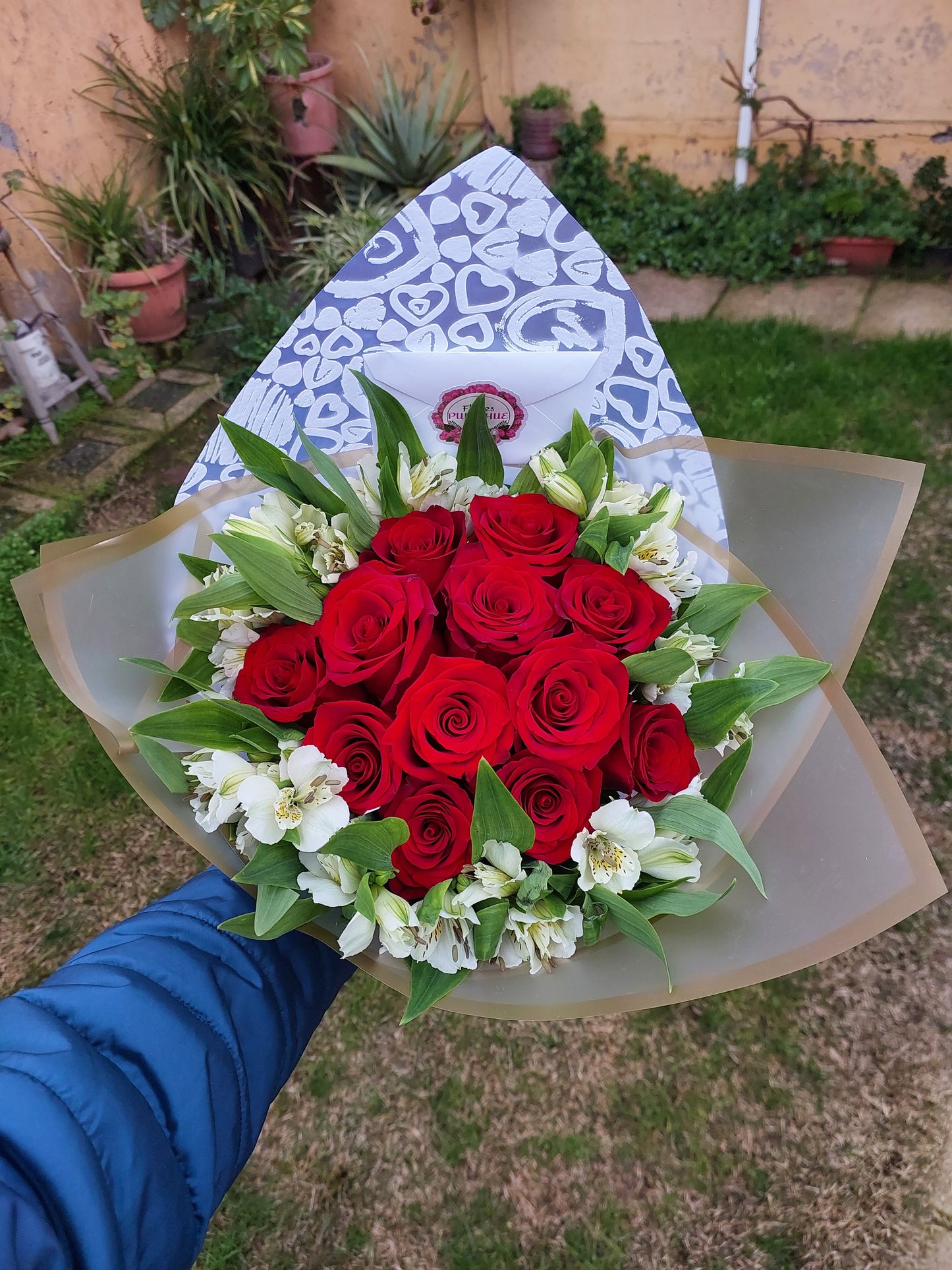 Bouquet 12 Rosas Ecuatorianas y 10 Lirios de Campo