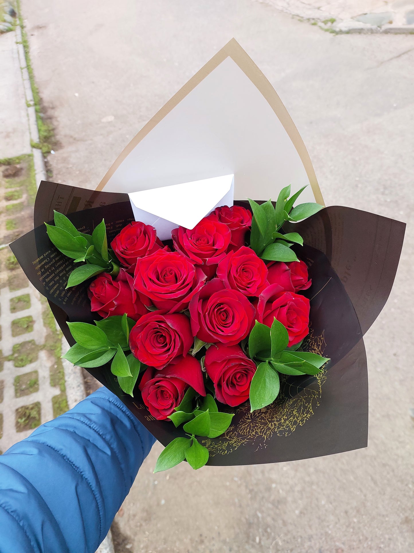 Bouquet 12 Rosas Ecuatorianas y 6 Ruscus Importados