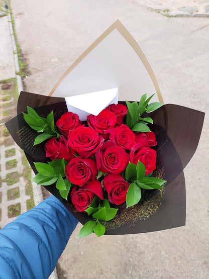 Bouquet 12 Rosas Ecuatorianas y 6 Ruscus Importados