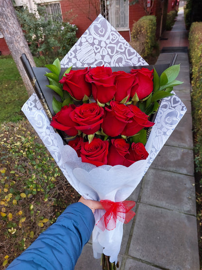 Ramo 12 Rosas Ecuatorianas en Escalera - Rosas Importadas