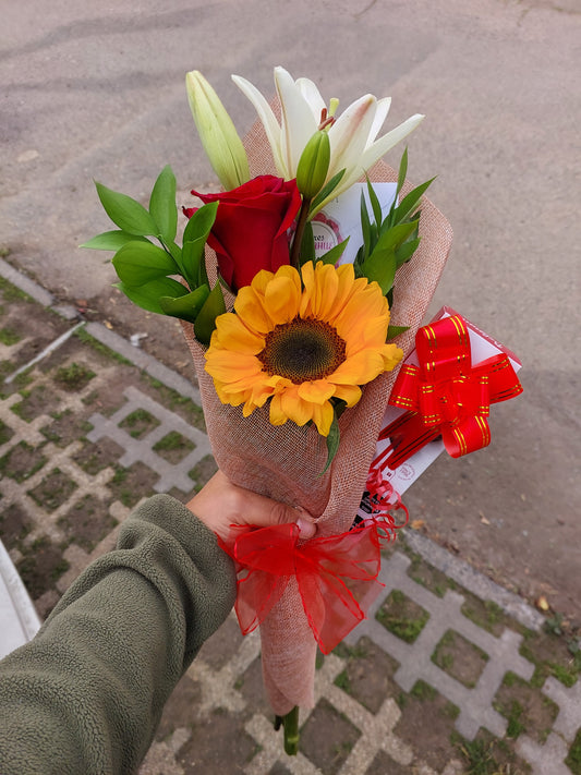 Ramo Rosa, Girasol y Lilium en Arpillera con Bombones