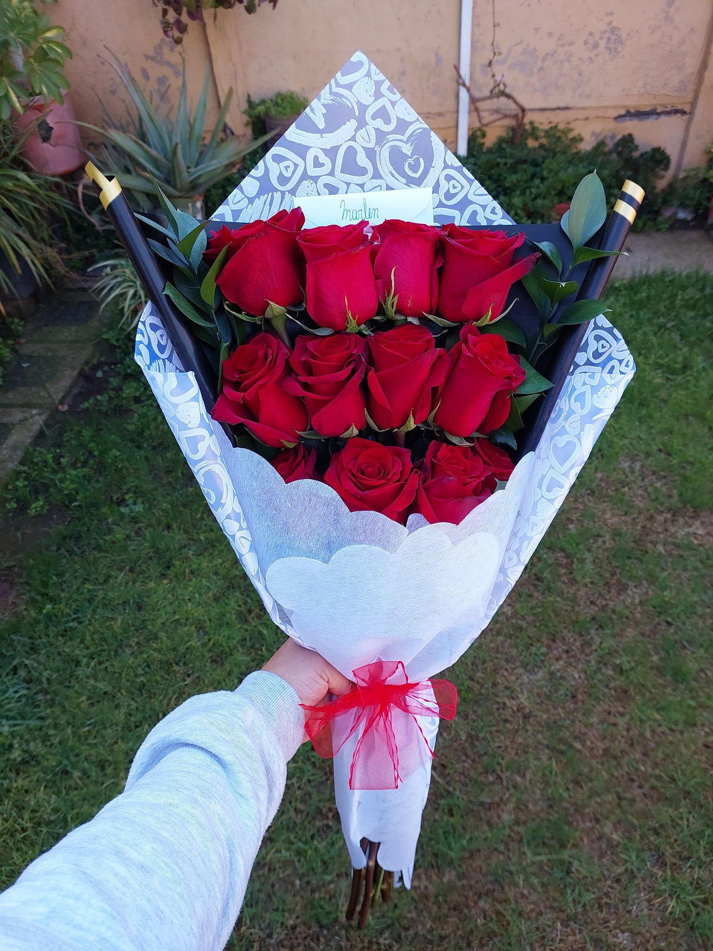Ramo 12 Rosas Ecuatorianas en Escalera - Rosas Importadas