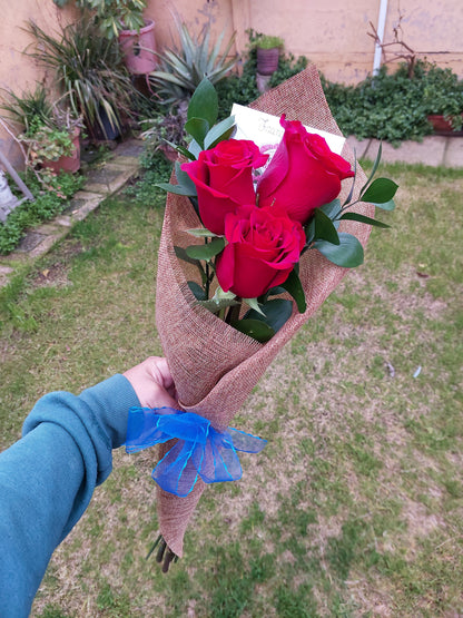 Ramo de 3 Rosas y 2 Ruscus en Arpillera