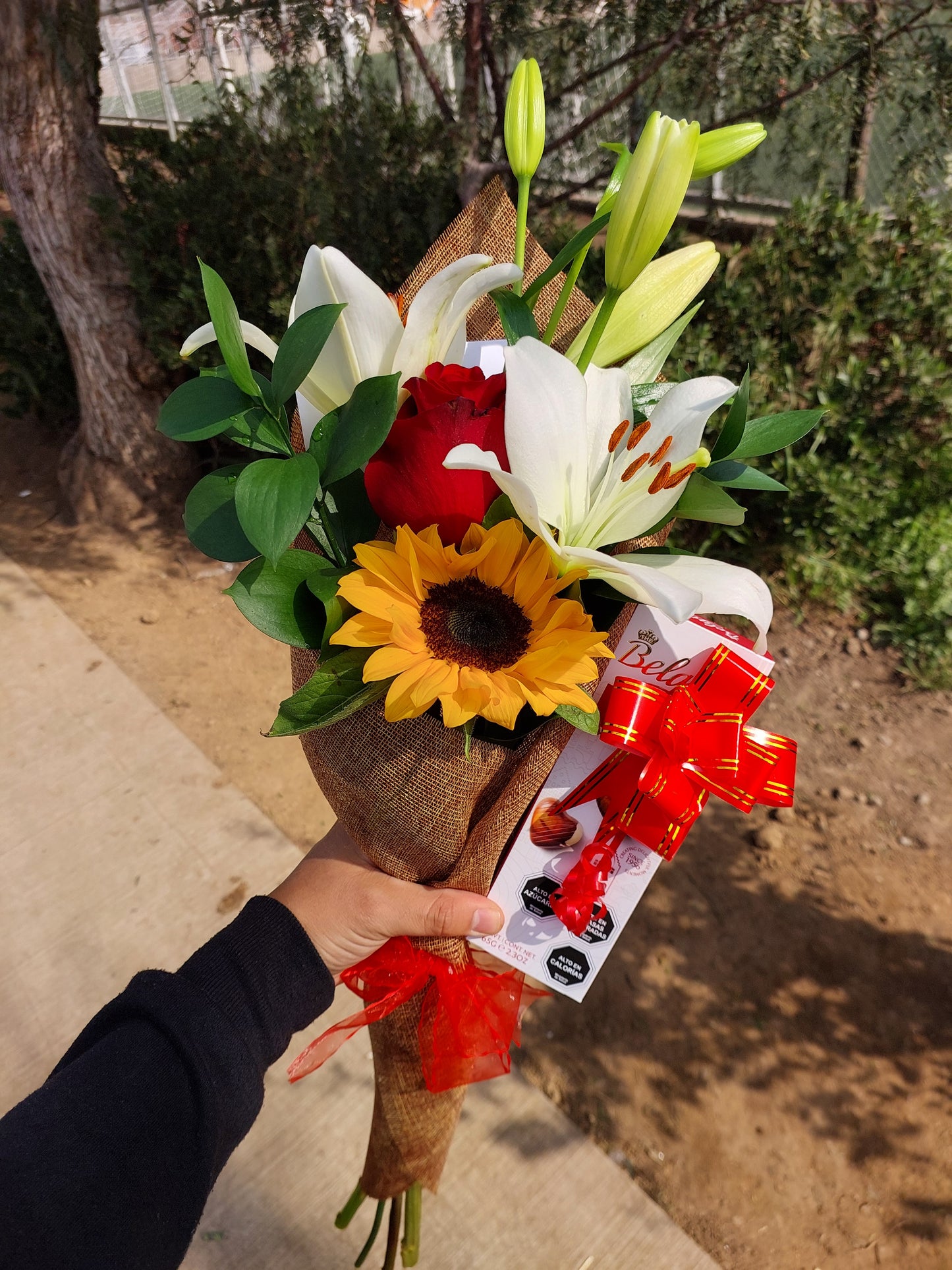 Ramo Rosa, Girasol y Lilium en Arpillera con Bombones