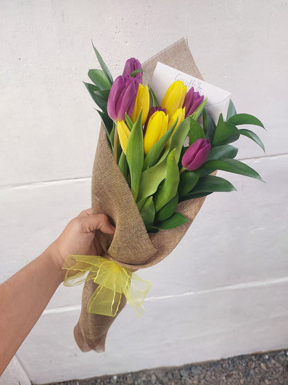 Tulipanes Bicolor en Arpillera (se agenda con anticipación)