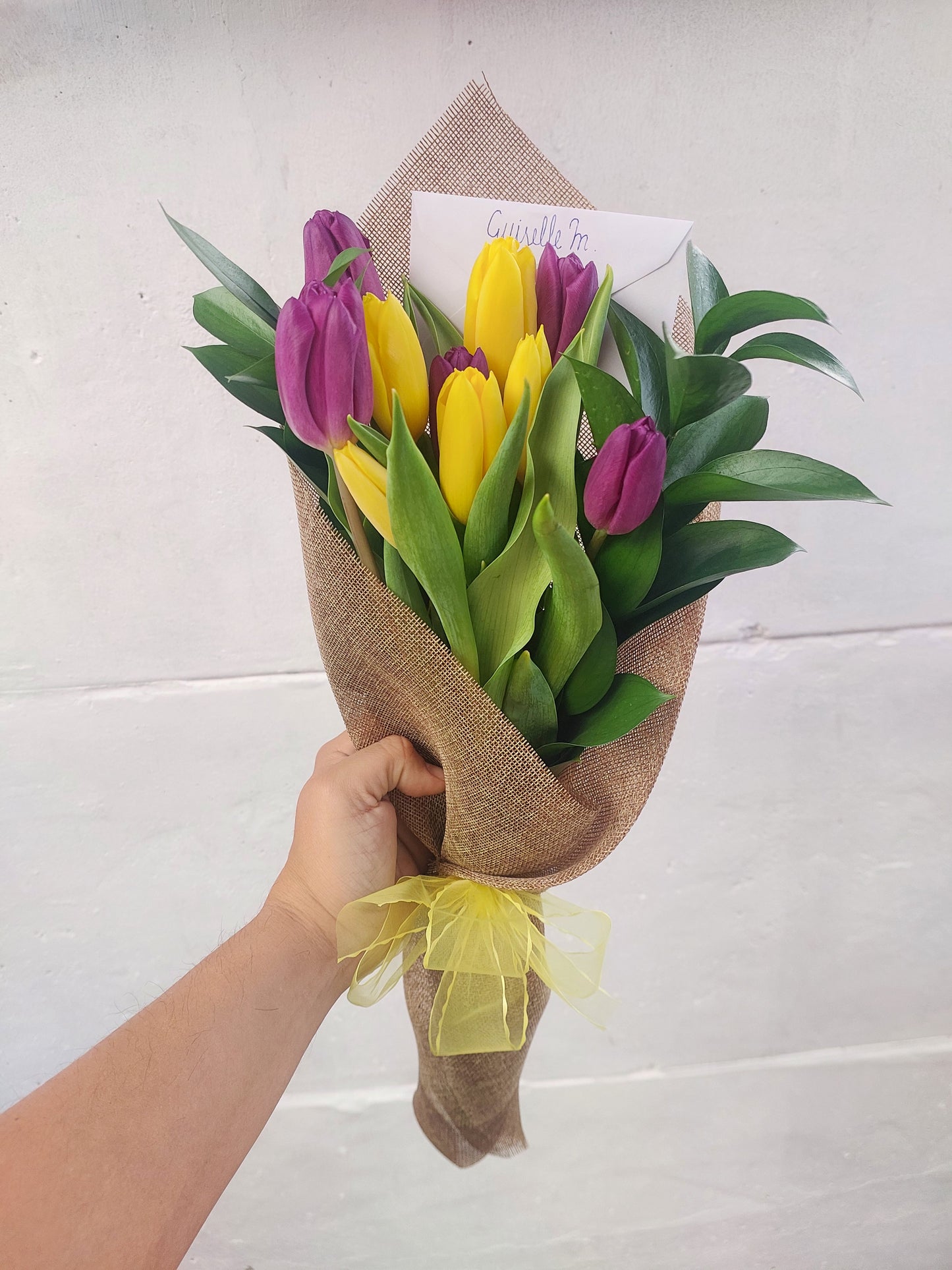 Tulipanes Bicolor en Arpillera (se agenda con anticipación)