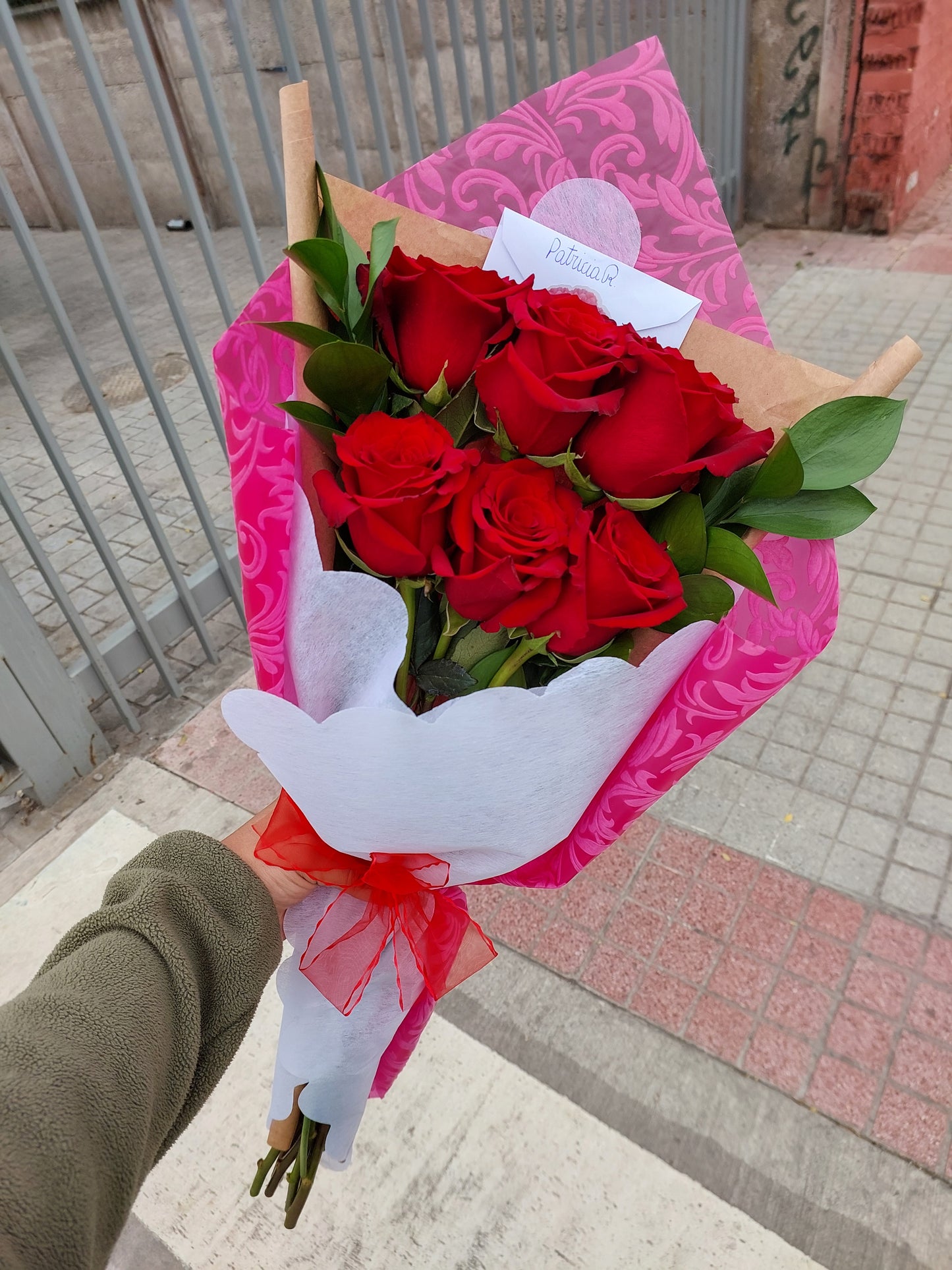 Ramo 6 Rosas Ecuatorianas en Escalera - Rosas Importadas