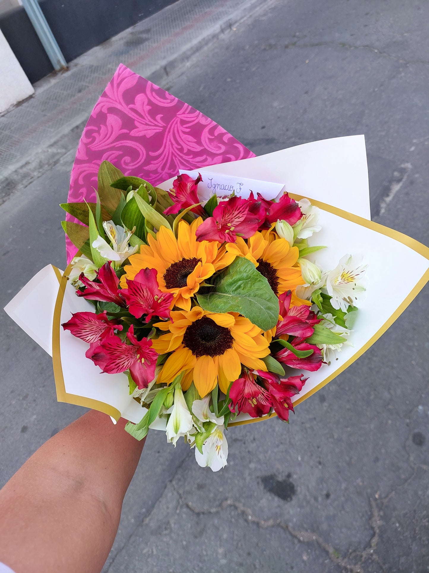 Bouquet de Girasoles con Lirios Blancos y Rojos