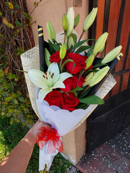 Ramo 6 Rosas Ecuatorianas y 5 Liliums en Escalera
