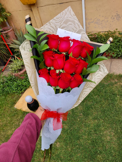 Ramo 12 Rosas Ecuatorianas en Escalera - Rosas Importadas