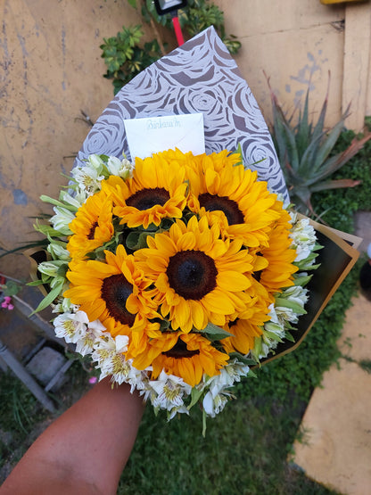 Bouquet 10 Girasoles y 10 Lirios de Campo