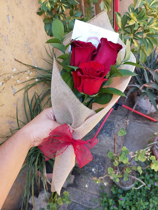 Ramo de 3 Rosas y 2 Ruscus en Arpillera