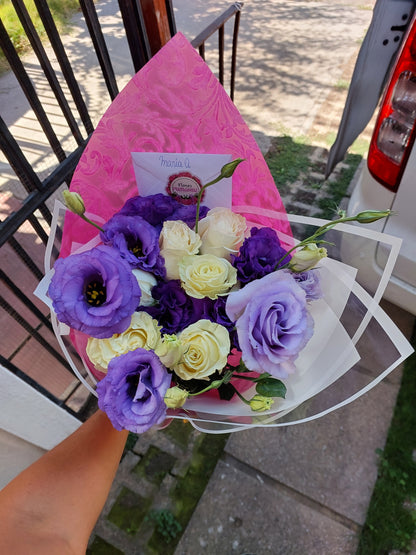 Bouquet 6 Rosas Blancas y 5 Lisiantus Morados