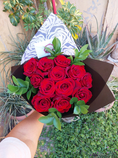 Bouquet 12 Rosas Ecuatorianas y 6 Ruscus Importados