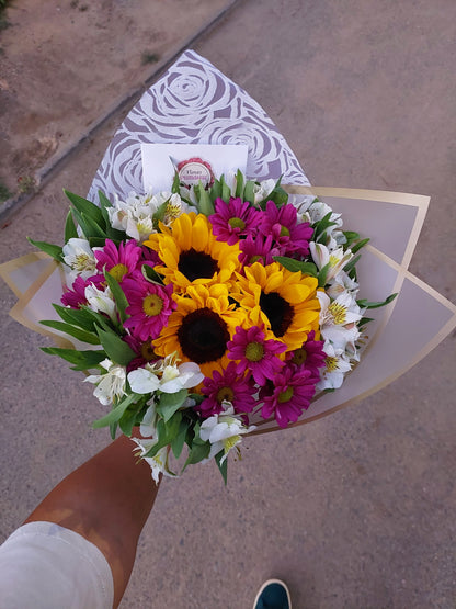 Bouquet de Girasoles, Maule Morado y Lirios de Campo