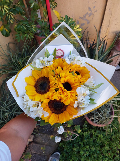 Bouquet 5 Girasoles y 5 Lirios de Campo